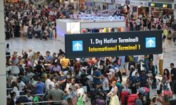 Pandemide dışarı çıkamayan yaşlı turistler, tatil için Antalya'ya akın ediyor