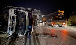 TIR'ın devrilmesi sonucu ortalık savaş alanına döndü | VİDEO HABER
