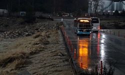Yollar göle döndü, bahçeleri su bastı, yayalar yürümekte zorlandı