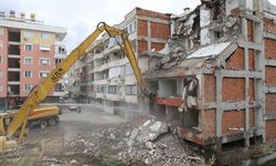 Alanya Belediyesi kent genelindeki riskli binaları yıkıyor