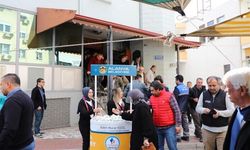 Alanya Belediyesi Miraç Kandili'nde vatandaşlara lokum dağıttı