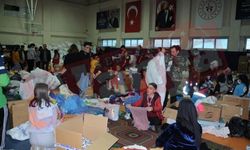 Alanya Gençlik Merkezi’nde toplanan yardımların depremzedelere dağıtımı sürüyor