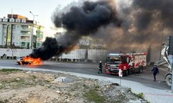 Alanya’da hareket halindeki otomobil yandı