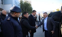 Antalya Valisi Ersin Yazıcı depremzedeler için Alanya’ya geldi