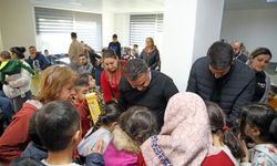 Başkan Yücel, belediyenin yurdunda kalan depremzedeleri ziyaret etti