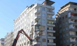 Depremde hasar gören ve çökme tehlikesi geçiren Altınkaya apartmanı yıkılıyor