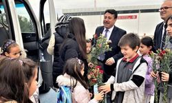 Depremzede sınıf arkadaşlarını karanfillerle karşıladılar