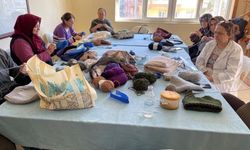 Depremzedeler için kışlık giysi dikiyorlar
