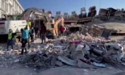 Ekiplerin enkaz altından can kurtarma mücadeleleri kamerada | VİDEO HABER