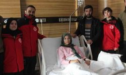Enkaz altından 13’üncü saatte çıkarılan Hatice ile kurtarma ekibinin duygusal buluşması