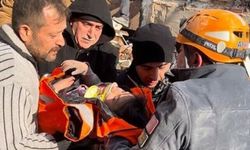 Enkazda 30 saat kalan kızını bekleyen baba böyle sevinç yaşadı
