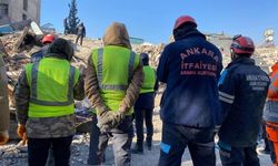 K-9 dedektör köpekleri enkazlarda canlı arıyor