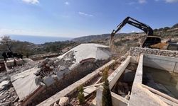 Kaş'ta 7 kaçak yapı yıkıldı