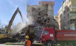 Şanlıurfa'da ağır hasarlı binalar tek tek yıkılıyor