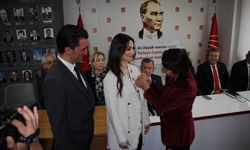 Aday Adayı Kahya’nın eşine CHP rozeti takıldı 