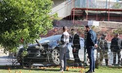 Alanya’da otomobil refüje çarptı