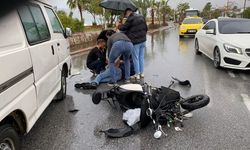 Alanya’da yaralanan sürücü şemsiye ile korundu