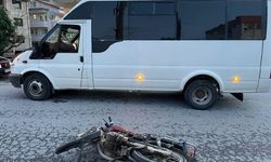 Alkollü motosiklet sürücüsü minibüsün aynasına takıldı