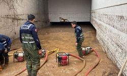 Antalya Büyükşehir Belediyesi Şanlıurfa’da su tahliye çalışmalarına destek veriyor