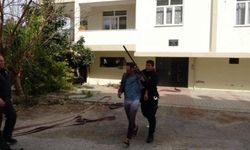 Evi ateşe verdi, gelen ekiplere ecel teri döktürdü