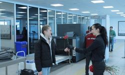 Gazipaşa-Alanya Havalimanı'nda kadın yolcular çiçeklerle karşılandı