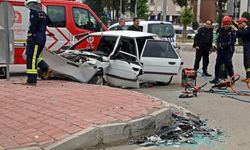 LPG yakıt tankını ön koltuğa kadar getiren kaza: 3 yaralı