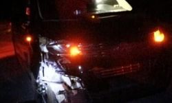 Otomobil kontrolden çıktı, trafik levhasına çarptı