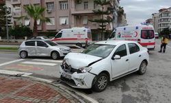Alanya'nın komşusunda 2 otomobil çarpıştı: 1 yaralı