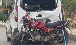 Alanya’da park halindeki araca çarpan motosiklet sürücüsü yaralandı