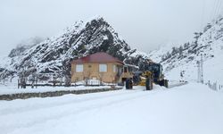 Büyükşehir ekipleri Alanya’da karla kapanan yolları açtı 