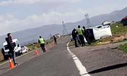 Köpeğe çarpmamak için manevra yaptığı araç takla attı: 2 yaralı