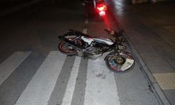 Motosiklet  virajı alamayınca kaldırım taşına çarptı