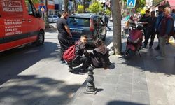 Motosiklet yayaya yol veren otomobile çarptı