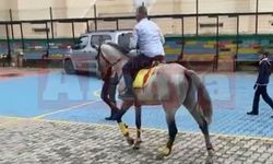 Alanya’da ilginç görüntü! | Vatandaş oy kullanmaya at ile geldi |VİDEO HABER