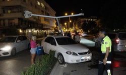 Alkollü sürücü refüjü aşıp otomobile çarptı, aydınlatma direği üzerine yıkıldı