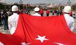 Atatürk’ü temsil eden bayrak karaya çıktı