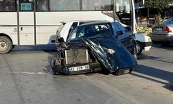Servis aracı otomobille çarpıştı: 12 yaralı