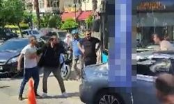 Yolcular, otomobil sürücüsü ile tartışan kadın sürücü için yumruk yumruğa kavga etti
