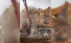 Ağır hasarlı bina yıkım sırasında çöktü