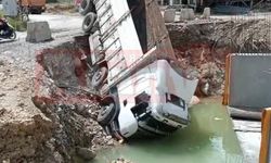 Alanya’da kamyon köprü inşaatına devrildi