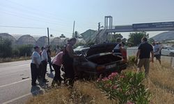 Alanya’da otomobil refüje çarptı: 4 yaralı