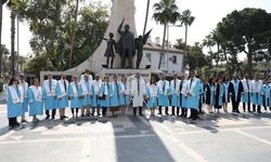 ALKÜ ailesinden Atatürk Anıtı'na çelenk