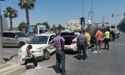 Alanya'nın komşusunda 3 araç birbirine girdi