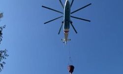 Helikopterin soğutma çalışmasını çeken muhabirler tonlarca suyun altında kalıyordu