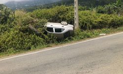 Alanya’da otomobil şarampole devrildi: 2 yaralı