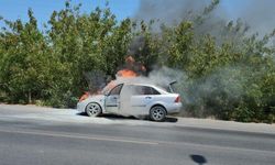 Hareket halindeki otomobil alev alev yandı