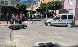 Alanya’da motosiklet ile hafif ticari araç çarpıştı