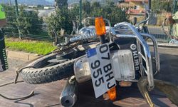 Motosiklet bariyerlere çarptı, iki kardeş yaralandı