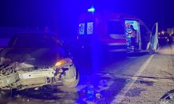 Kontrolden çıkan otomobil bariyerlere çarptı