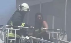 Yangında balkonda mahsur kalan kadını itfaiye kurtardı